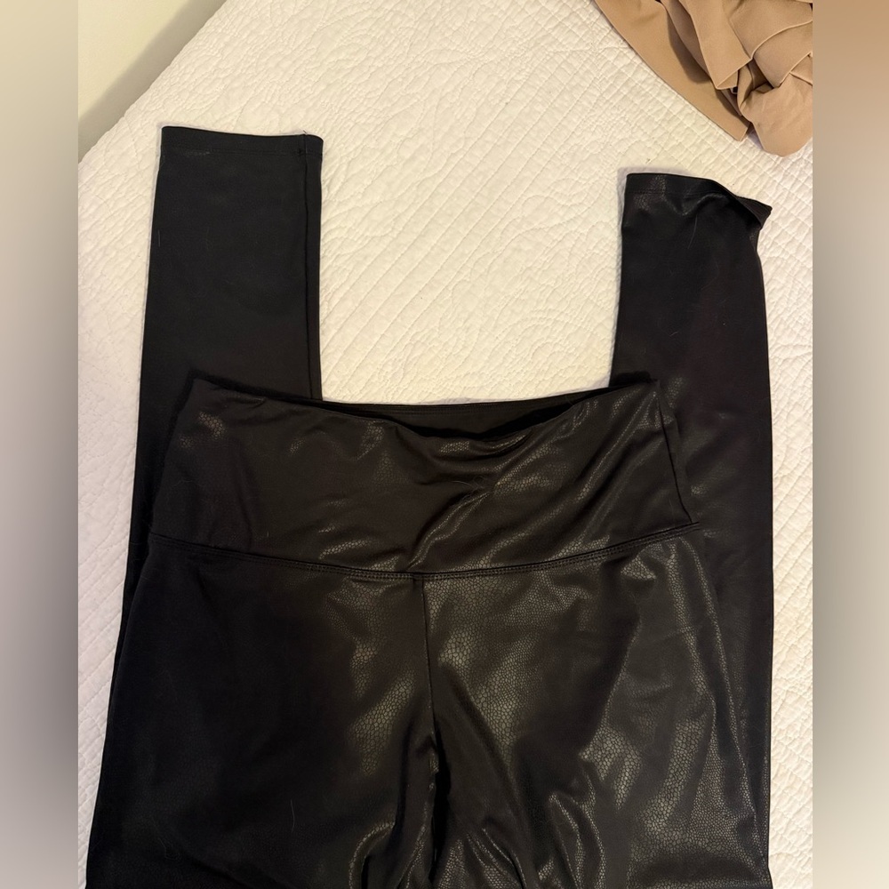 Ruby Ribbon Black Leggings - Picture 2 of 5